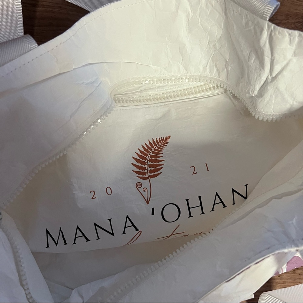 NWT Mana ‘Ohana Water-Resistant Zippered Tote Hawai’i - Aloha - Picture 7 of 12